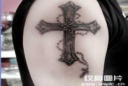 手臂黑白色调十字架纹身图案