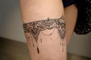 女生腿上纹身图案欣赏，唯美时尚的设计风格
