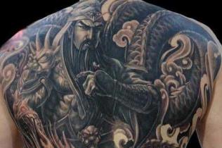 神话人物背部纹身 被赋予神秘寓意的纹身图案