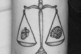 天平纹身图案欣赏 比较少见的平衡纹身与意义