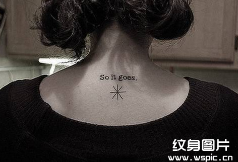 女人们的后颈部纹身
