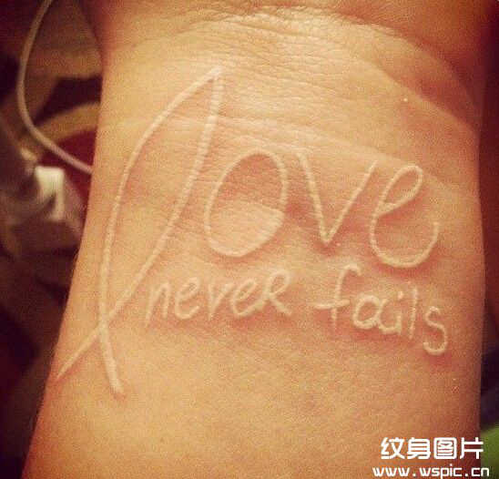 鸽子血纹身图案