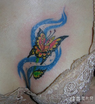 女生背部彩色纹身图案，为都市女性锦上添花