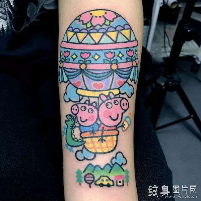 女生背部彩色纹身图案，为都市女性锦上添花