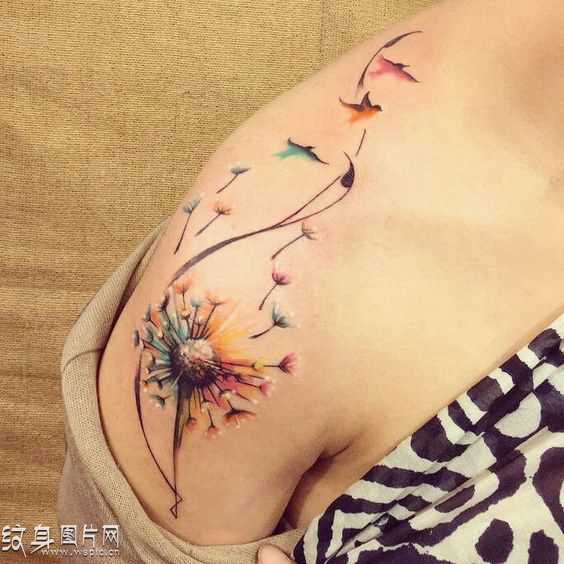 性感美女肩部纹身，美丽时尚的象征