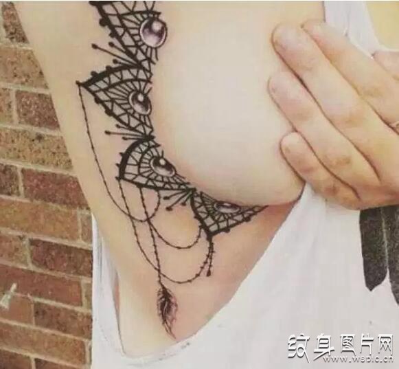 女性胸部纹身，是性感更是一种心灵救赎