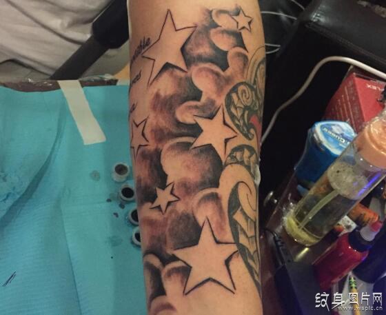 星星纹身图案欣赏，不同的星星有着不同的含义