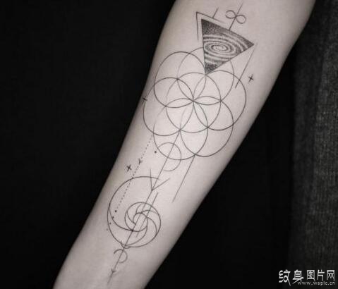 经典黑白几何纹身图案，独具匠心的设计与意义