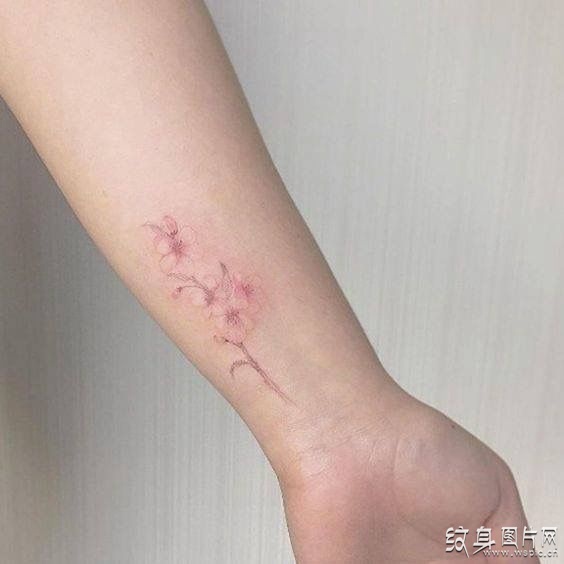 女生小清新桃花纹身图案，令人心动的美丽设计