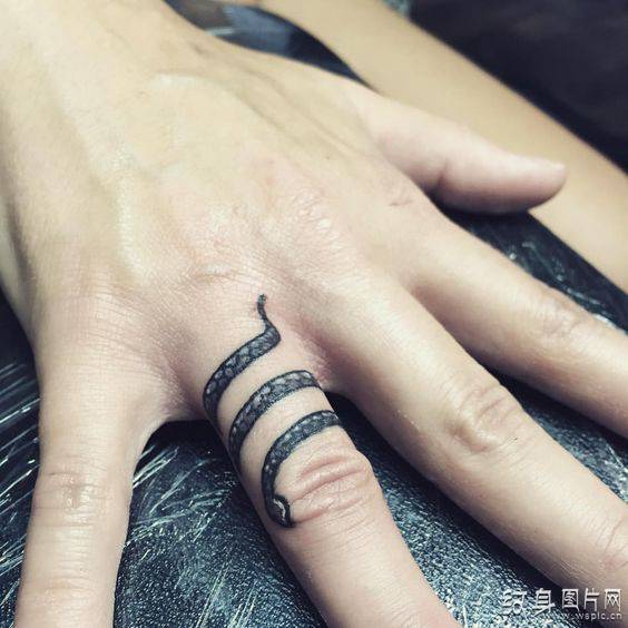 可爱小蛇纹身图案，有趣的设计与恰到好处的布局
