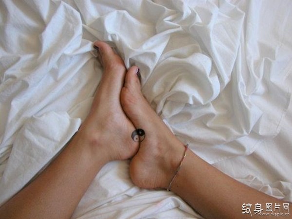 那些唯美又让人心动的设计，黑白脚上纹身图案欣赏