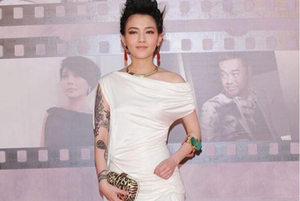 范晓萱纹身盘点，娱乐圈小魔女名不虚传
