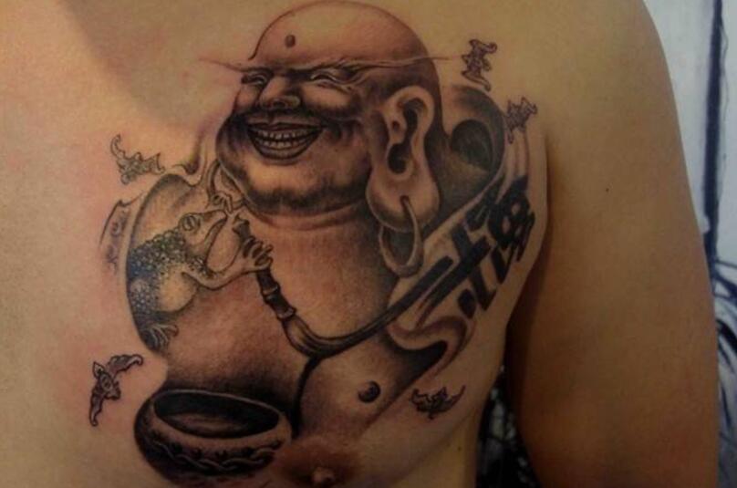 嘻哈的弥勒佛纹身图片，给人一种和蔼可亲的感觉