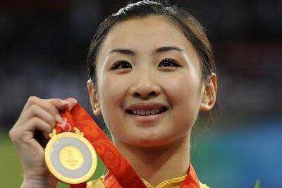 何雯娜纹身为记住叛离，却险些断掉母女情