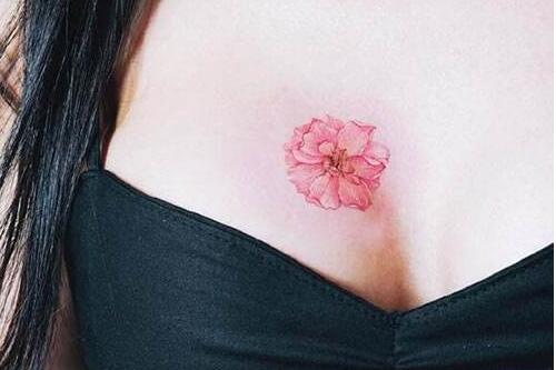 女子胸部纹身图案，只属于最爱的那个他