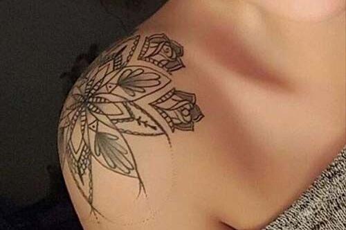 性感美女肩部纹身，美丽时尚的象征