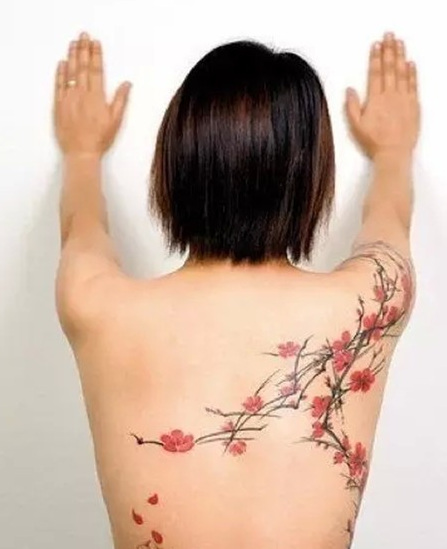 女生后背纹身