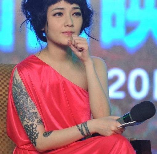 范晓萱右臂龙纹身